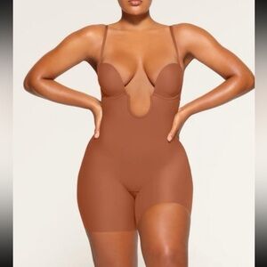 New SKIMS DEEP PLUNGE MID THIGH BODYSUIT BROZNE SMALL